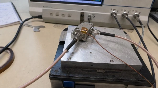 连接在矢量网络分析仪和温度测试夹具上的铁氧体 RF 环行器